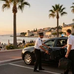 Service de Taxi Saint-Tropez au coucher du soleil, véhicule de luxe avec chauffeur professionnel offrant un transport premium aux passagers.